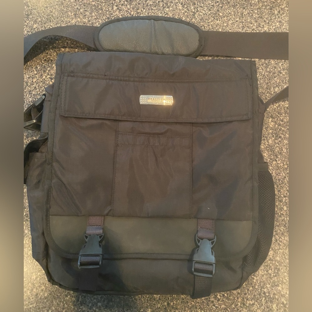 Keneth Cole Women’s Travel Bag